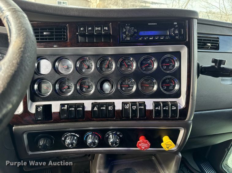 image for item EQ1228 2012 Kenworth T660 semi truck