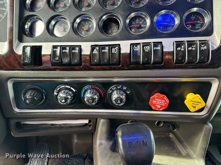 image for item EQ1228 2012 Kenworth T660 semi truck