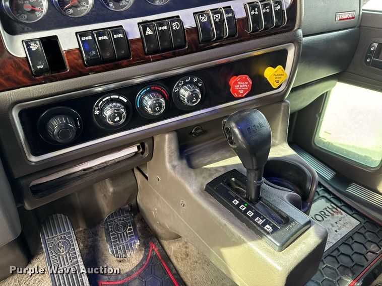 image for item EQ1228 2012 Kenworth T660 semi truck