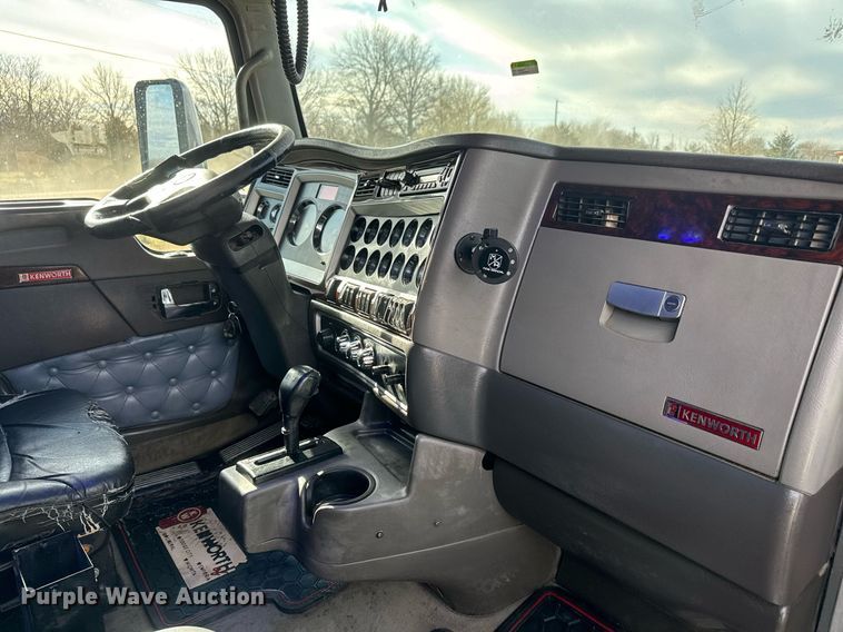 image for item EQ1228 2012 Kenworth T660 semi truck