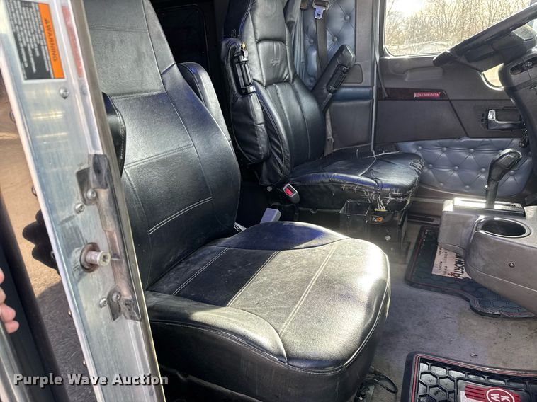 image for item EQ1228 2012 Kenworth T660 semi truck