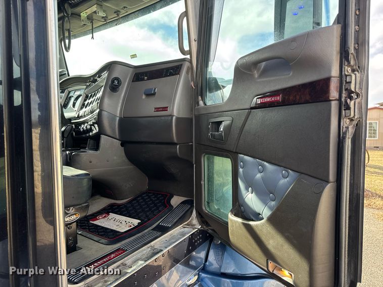 image for item EQ1228 2012 Kenworth T660 semi truck