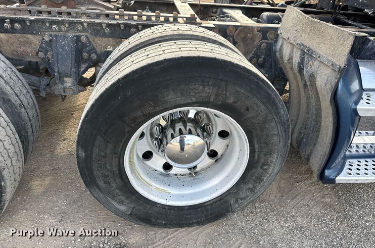 image for item EQ1228 2012 Kenworth T660 semi truck