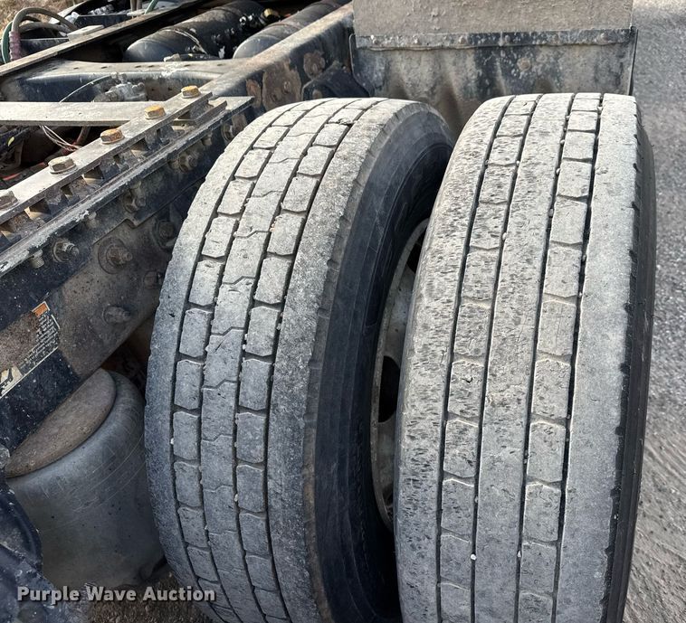 image for item EQ1228 2012 Kenworth T660 semi truck