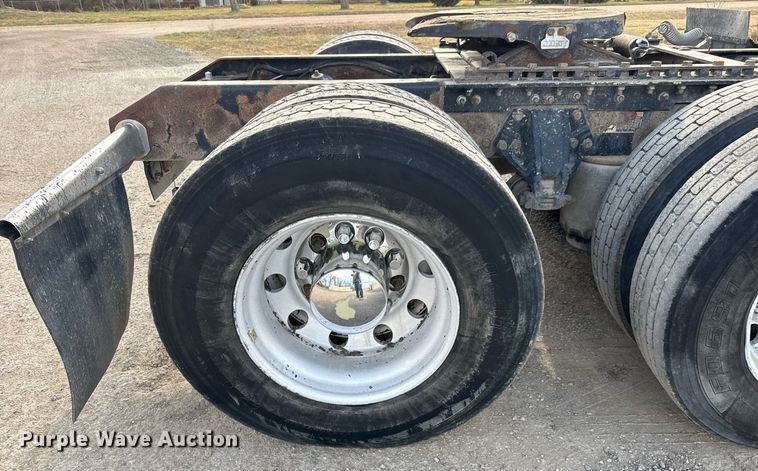 image for item EQ1228 2012 Kenworth T660 semi truck