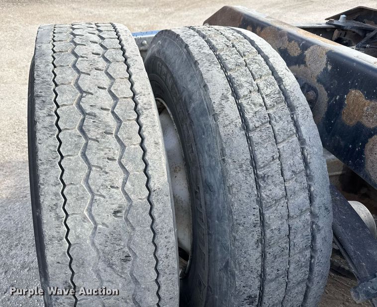 image for item EQ1228 2012 Kenworth T660 semi truck