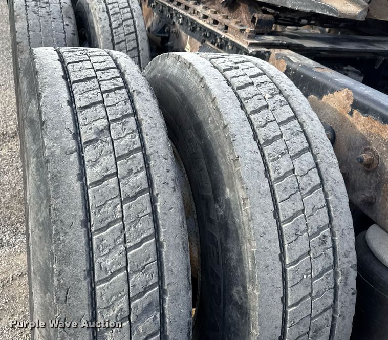 image for item EQ1228 2012 Kenworth T660 semi truck