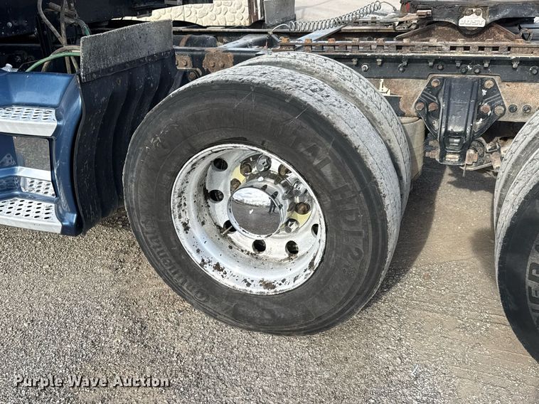 image for item EQ1228 2012 Kenworth T660 semi truck