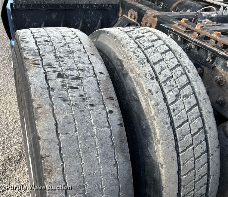 image for item EQ1228 2012 Kenworth T660 semi truck