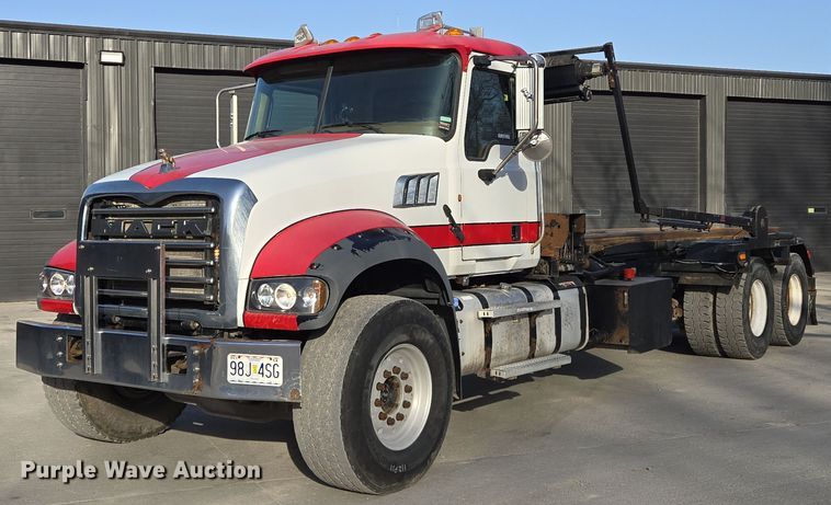 image for item EQ6847 2011 Mack GU713 roll-off container truck