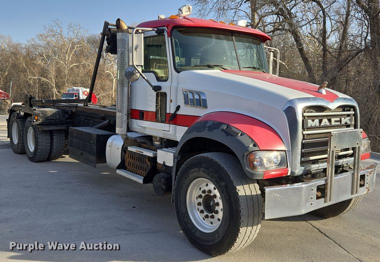 image for item EQ6847 2011 Mack GU713 roll-off container truck