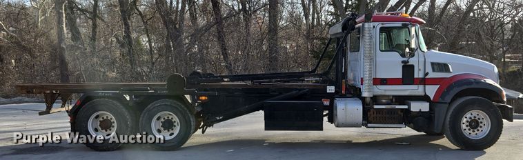 image for item EQ6847 2011 Mack GU713 roll-off container truck