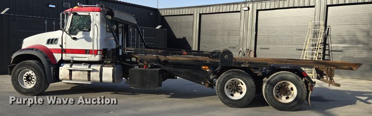 image for item EQ6847 2011 Mack GU713 roll-off container truck