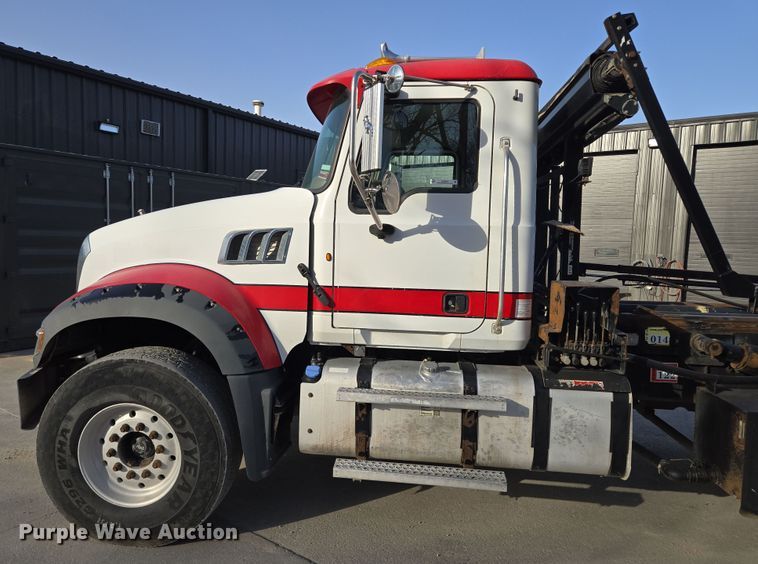 image for item EQ6847 2011 Mack GU713 roll-off container truck