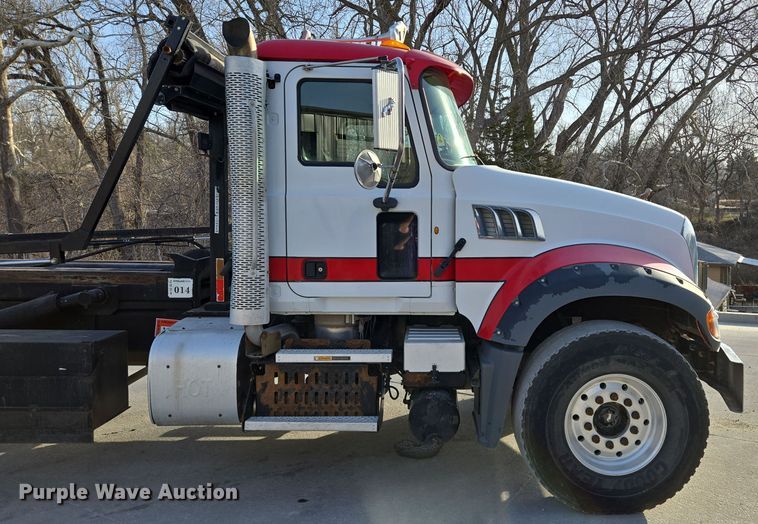 image for item EQ6847 2011 Mack GU713 roll-off container truck