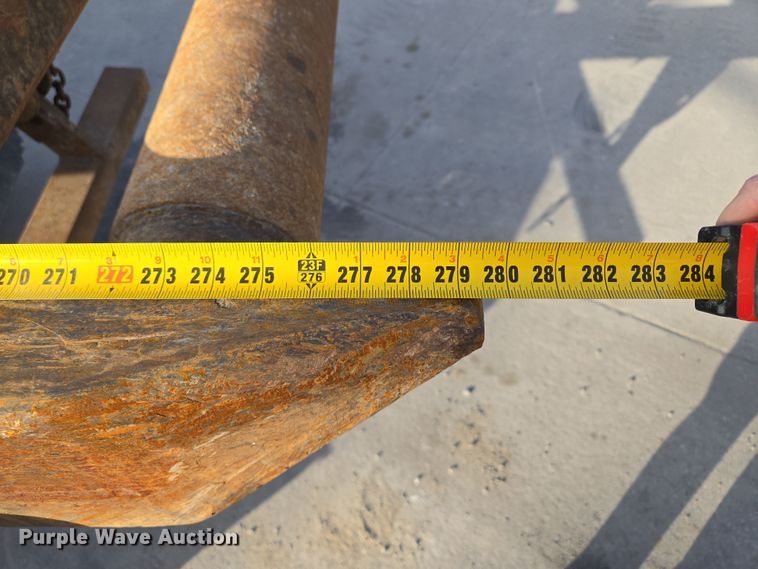 image for item EQ6847 2011 Mack GU713 roll-off container truck