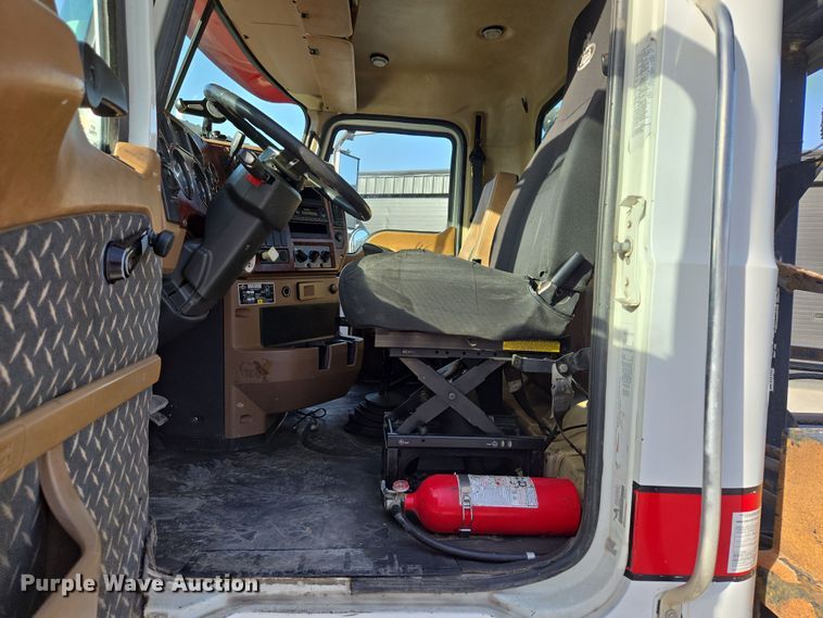 image for item EQ6847 2011 Mack GU713 roll-off container truck