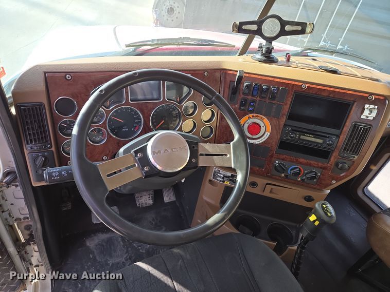 image for item EQ6847 2011 Mack GU713 roll-off container truck