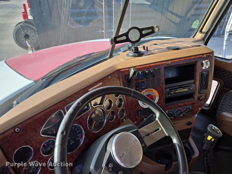 image for item EQ6847 2011 Mack GU713 roll-off container truck