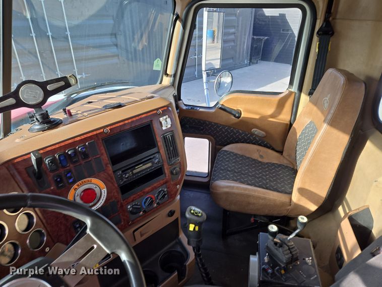 image for item EQ6847 2011 Mack GU713 roll-off container truck