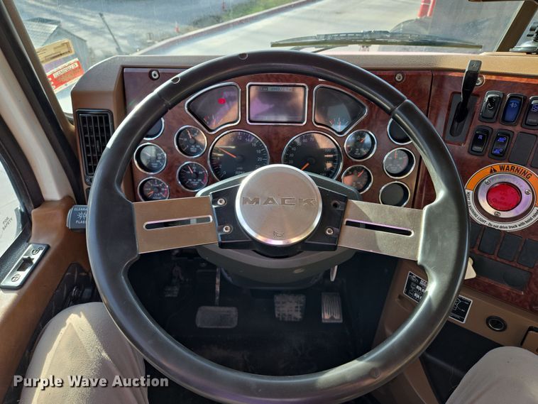 image for item EQ6847 2011 Mack GU713 roll-off container truck