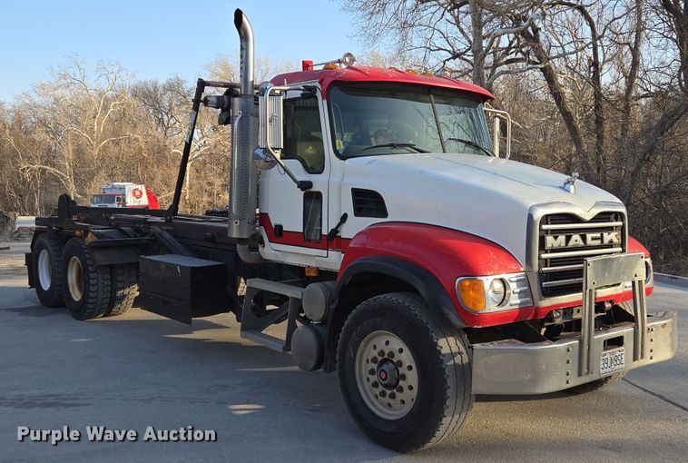 image for item EQ6848 2005 Mack Granite CV713 roll-off container truck