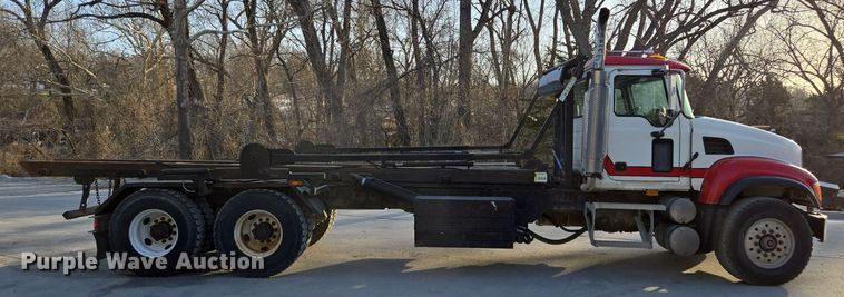 image for item EQ6848 2005 Mack Granite CV713 roll-off container truck