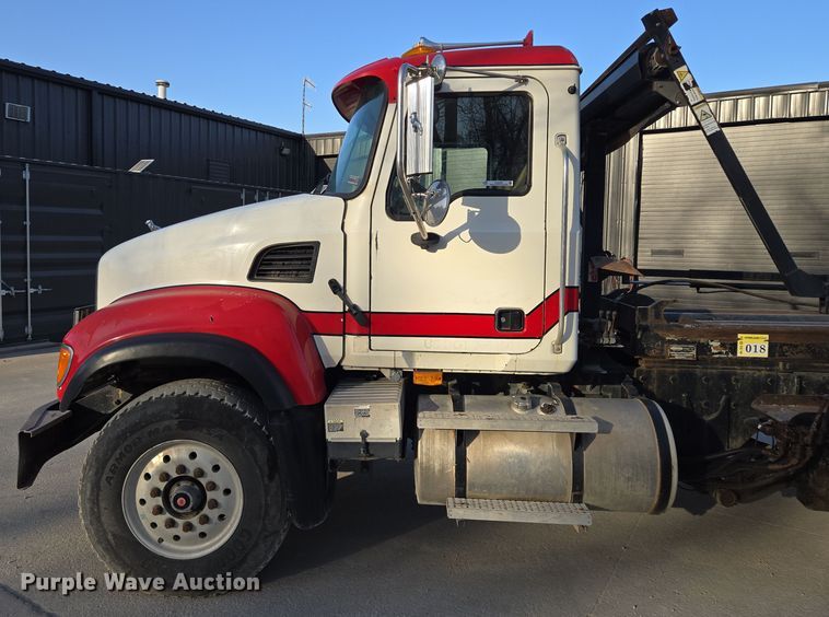 image for item EQ6848 2005 Mack Granite CV713 roll-off container truck