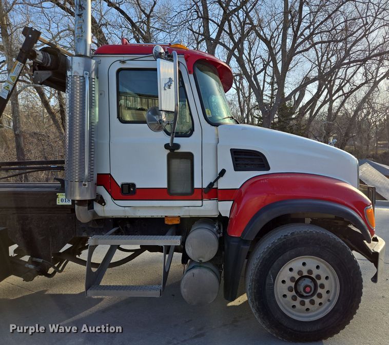 image for item EQ6848 2005 Mack Granite CV713 roll-off container truck