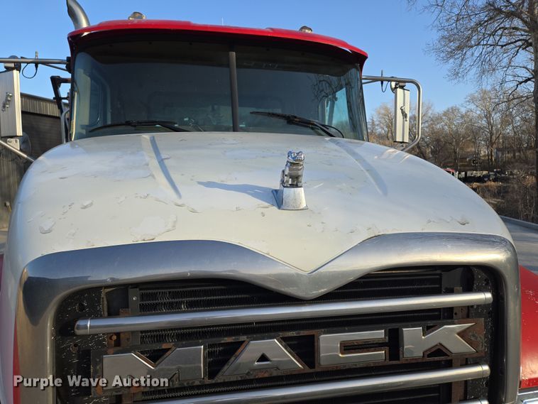 image for item EQ6848 2005 Mack Granite CV713 roll-off container truck