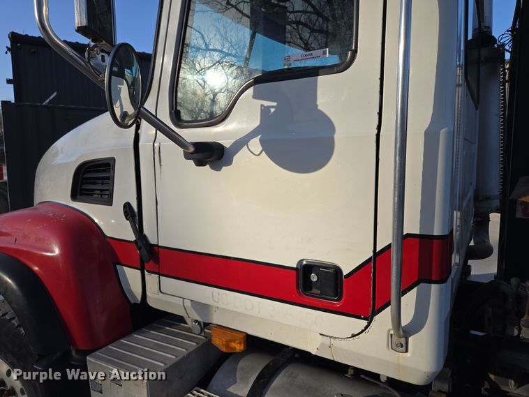 image for item EQ6848 2005 Mack Granite CV713 roll-off container truck