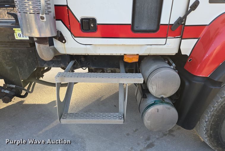 image for item EQ6848 2005 Mack Granite CV713 roll-off container truck