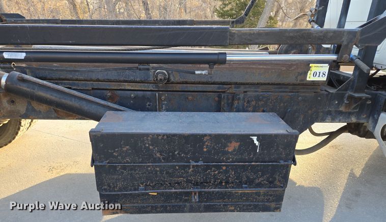 image for item EQ6848 2005 Mack Granite CV713 roll-off container truck