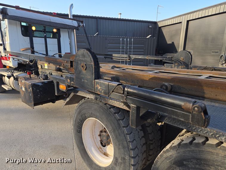 image for item EQ6848 2005 Mack Granite CV713 roll-off container truck