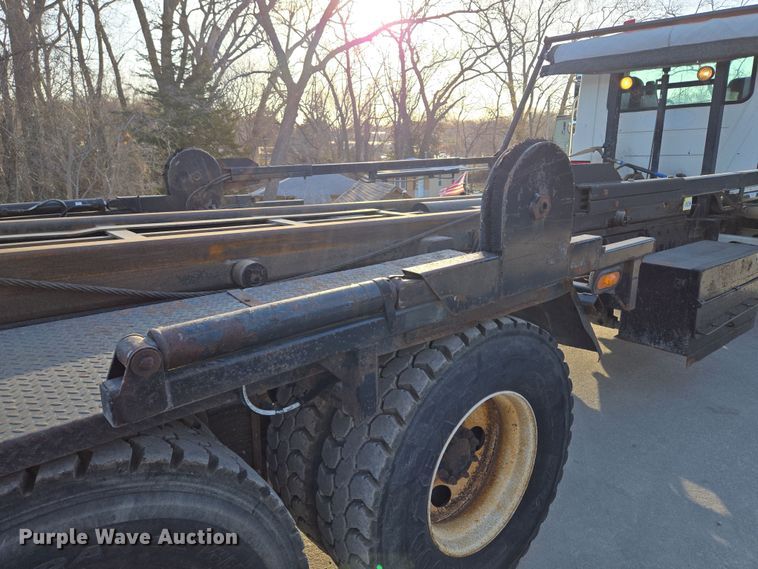 image for item EQ6848 2005 Mack Granite CV713 roll-off container truck