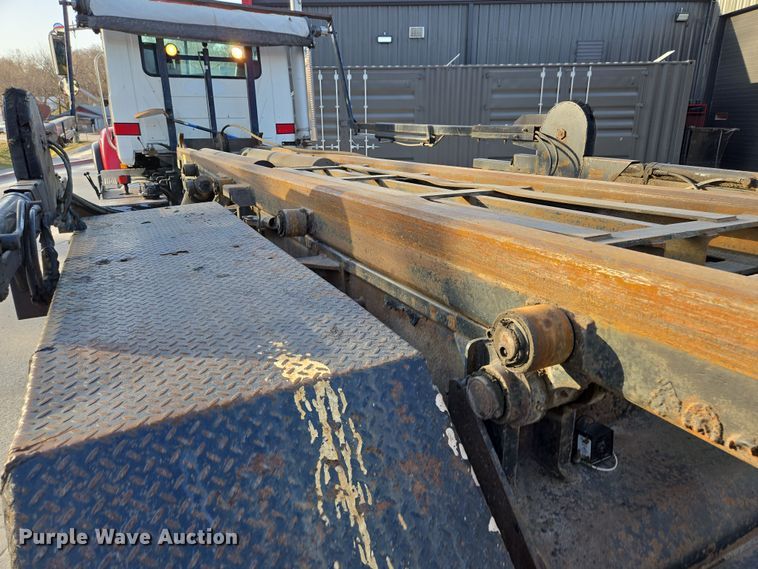 image for item EQ6848 2005 Mack Granite CV713 roll-off container truck