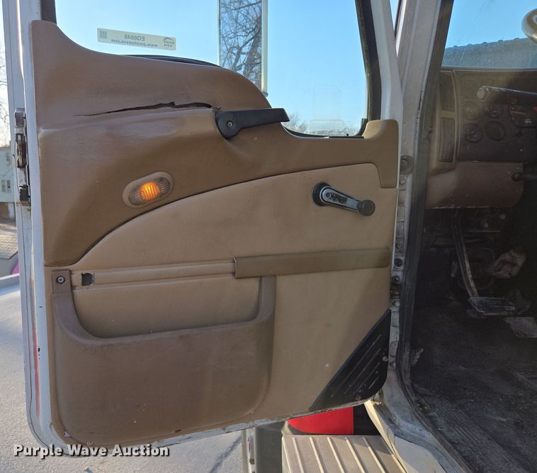 image for item EQ6848 2005 Mack Granite CV713 roll-off container truck