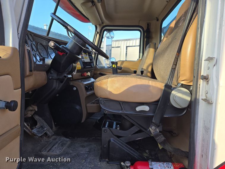 image for item EQ6848 2005 Mack Granite CV713 roll-off container truck