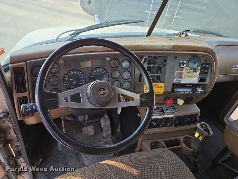 image for item EQ6848 2005 Mack Granite CV713 roll-off container truck