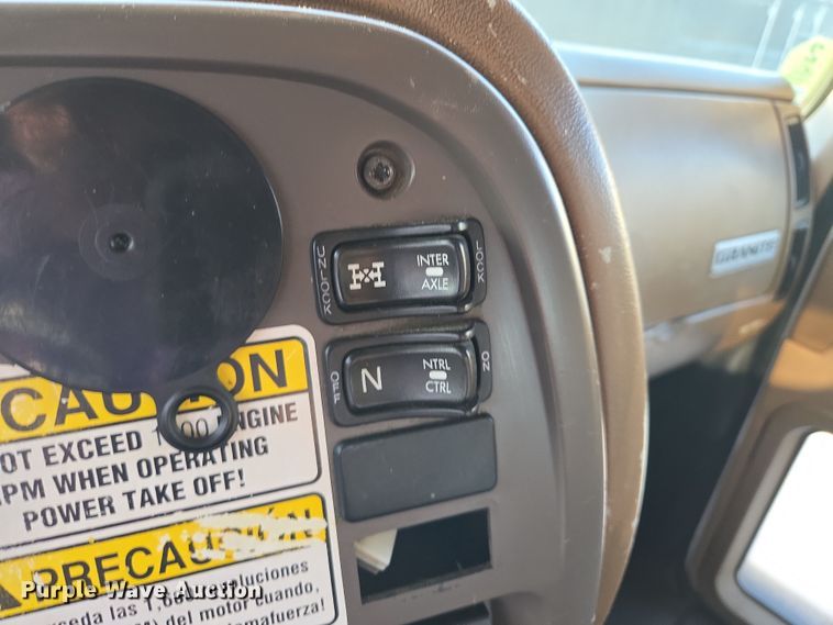 image for item EQ6848 2005 Mack Granite CV713 roll-off container truck