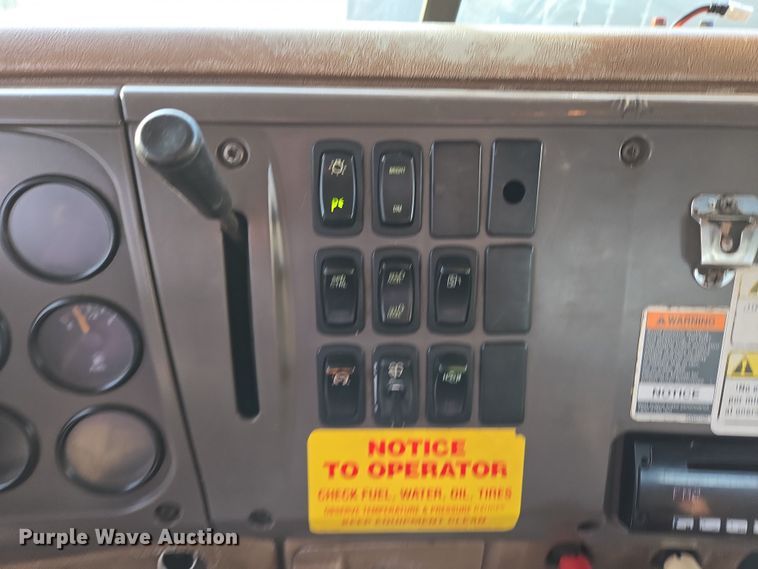 image for item EQ6848 2005 Mack Granite CV713 roll-off container truck