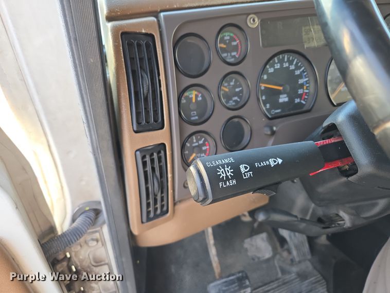 image for item EQ6848 2005 Mack Granite CV713 roll-off container truck