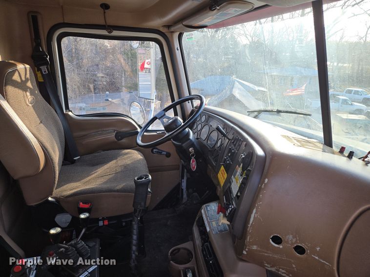 image for item EQ6848 2005 Mack Granite CV713 roll-off container truck