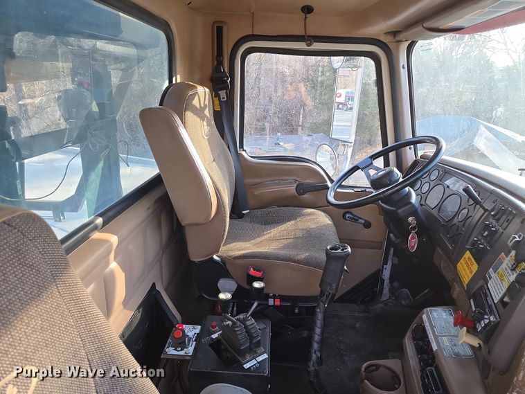 image for item EQ6848 2005 Mack Granite CV713 roll-off container truck