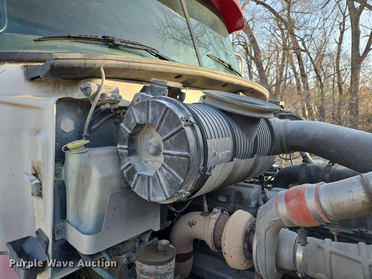 image for item EQ6848 2005 Mack Granite CV713 roll-off container truck