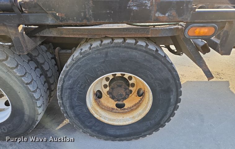 image for item EQ6848 2005 Mack Granite CV713 roll-off container truck