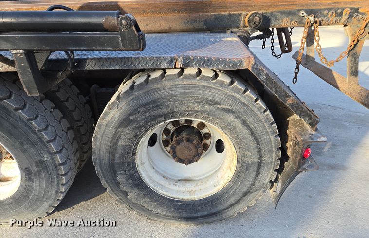 image for item EQ6848 2005 Mack Granite CV713 roll-off container truck