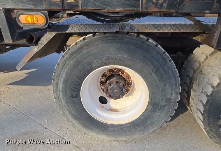 image for item EQ6848 2005 Mack Granite CV713 roll-off container truck