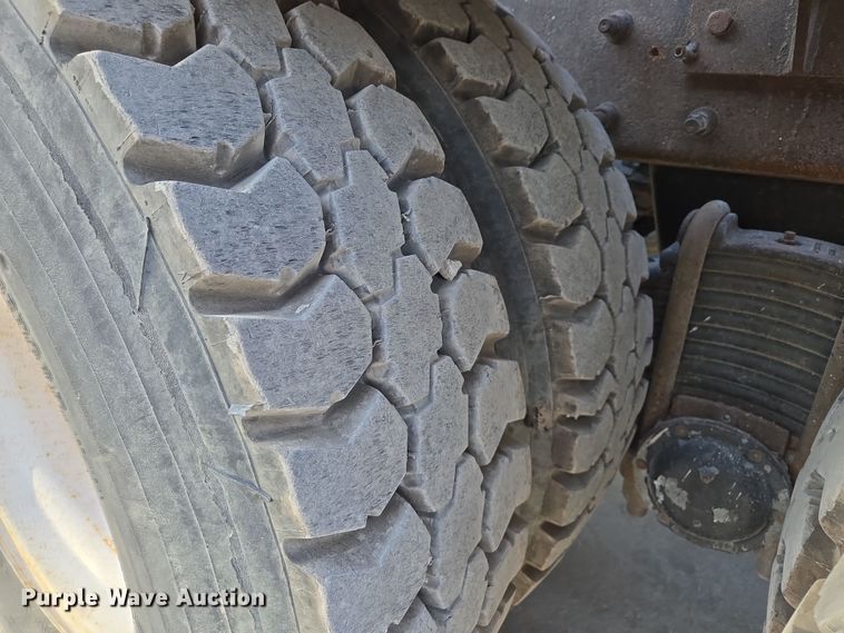 image for item EQ6848 2005 Mack Granite CV713 roll-off container truck