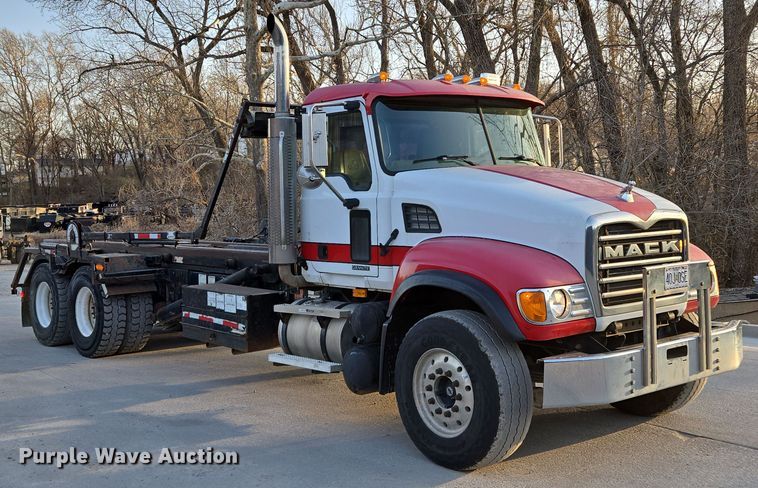 image for item EQ6849 2007 Mack Granite CV713 roll-off container truck